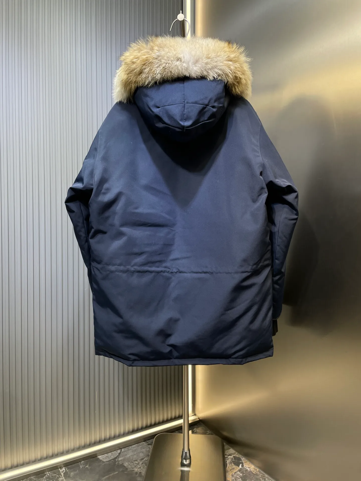 P910 special version 🌟 🇨🇦CANADA GOOES 24 new models 08 models/couple models Factory direct supply: supplying global purchasing agents, micro-business, entities, Tmall, high-end stalls and studio cooperation, free shipping! Canada Goose Expedition Parka 2008 is the same style for men and women. It is mid-length and the most timeless classic. All Arctic and Antarctic scientific expedition teams choose Canada Goose as their cold-proof equipment. It is the Rolls-Royce of down jackets. ➖ Industry-leading anti-counterfeiting chip sensing. ➖ Imported Behringer embroidery machines and customized embroidery labels, the highest level and industry leading. ➖ Imported Korean 21-count polyester-cotton blended original fabric, TC85 waterproof coated fabric, water-repellent, windproof and wear-resistant. ➖ The new national standard 80 white duck down is filled with an average of 520 grams of down. The amount of down filled is industry-leading. ➖ 100% nylon lining with double double-layer sealing design to prevent velvet running, and seamless thread design on the cuffs! ➖ Western Canadian Green Wolf Collar. ➖ Yoshida YKK provides original factory-customized electroplated sliders. YKK two-way lockable zippers are tight and smooth and do not peel off paint. ➖ 3M composite Velcro is durable and the accessories and hardware are all custom-made. Note: Our copywriting is only simple and clear. Instead of bragging about the copywriting, it is better to compare and understand with samples. Only for the purest goose, the most dedicated, the most professional, the highest quality, the highest cost performance!  Size:XS-XXL
